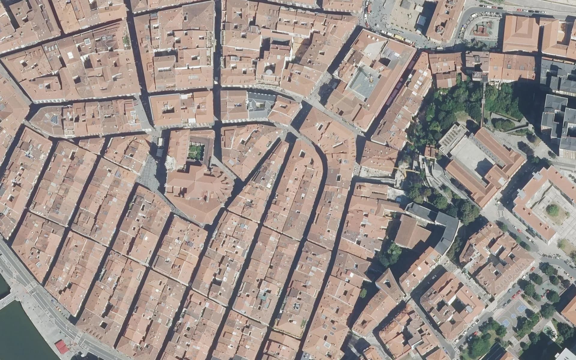 The rooftops of Bilbao's old town from above, the kind of view the roof-material models learned to classify. Orthophoto: PNOA, © Instituto Geográfico Nacional (CC BY 4.0).